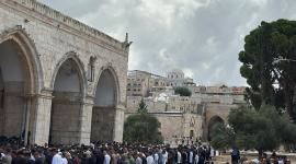 عشرات الآلاف يؤدون صلاة الجمعة في المسجد الأقصى