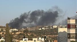 مستوطنون يضرمون النار في مشطب للسيارات شرق رام الله