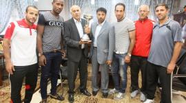 رئيس اتحاد القدم جبريل الرجوب يستلم كأس بطولة التحدي من عناصر المنتخب الوطني