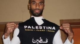 كانوتيه يحمل قميص مكتوب عليه فلسطين