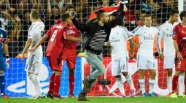 مشجع يرفع علم فلسطين في المباراة