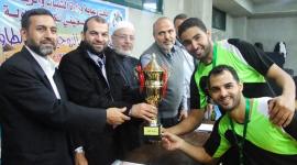 جانب من تتويج فريق المجمع بلقب البطولة