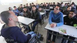 مقعد يطوف مدارس غزة لتغيير النظرة تجاه ذوي الإعاقة