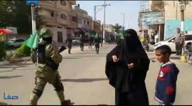 نسوة يستقبلن مسيرا للقسام شرق خانيونس بالحلوى