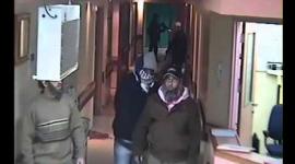 مستعربون يُعدمون شابًا ويعتقلون قريبه بمشفى بالخليل