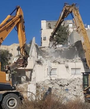 قوات الاحتلال تجبر مواطنة على هدم منزلها في القدس