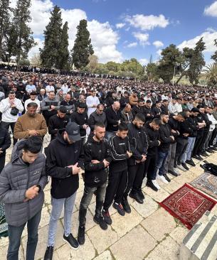 100 ألف مصلّ يؤدون صلاة الجمعة في المسجد الأقصى