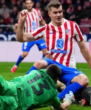 آرسنال يشكو أتلتيكو مدريد ليويفا بسبب طول أعشاب الملعب