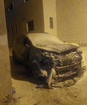 مستوطنون يحرقون مسجدًا وعددًا من المركبات برام الله