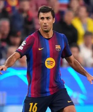لاعب خط وسط برشلونة الإسباني رودري