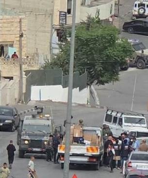 الاحتلال يحتجز عددًا من المواطنين خلال اقتحام تقوع في بيت لحم