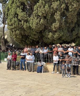 عشرات الآلاف يؤدون صلاة الجمعة في المسجد الأقصى