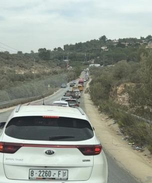 الاحتلال يغلق المدخل الشمالي لسلفيت ويعيق حركة المواطنين