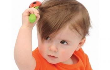 سقوط شعر الطفل حديث الولادة