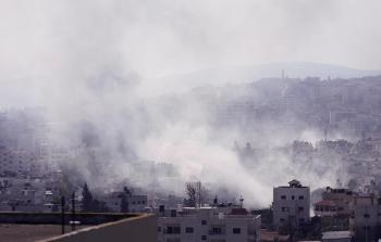 أعمدة من الدخان تتصاعد بعد قصف الطيران الحربي الإسرائيلي لأحد المناول في مخيم جنين