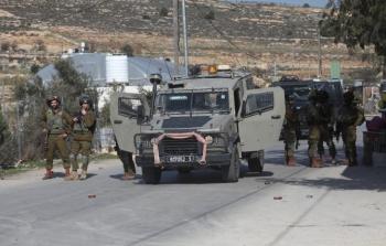الاحتلال يقتحم قرية تل بنابلس ويحتجز عددًا من الشبان