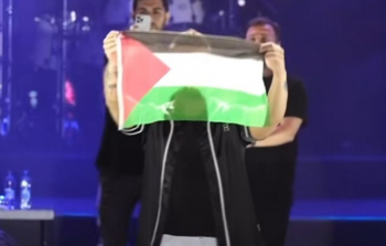 مغني تركي يقبّل علم فلسطين ويتضامن مع غزة
