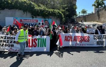 مظاهرة أمام القنصلية الأمريكية في إسطنبول للتضامن مع غزة