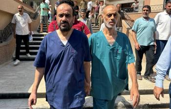 تخبط إسرائيلي واتهامات متبادلة بعد الإفراج عن مدير مجمّع الشفاء الطبي بغزة