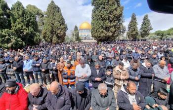80 ألف مصلّ يؤدون الجمعة الثالثة من رمضان في الأقصى