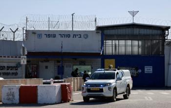 سجون الاحتلال تفرض على المحامين وضع سوار عليه علم 