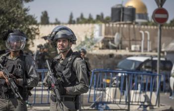 الاحتلال يبعد مصورًا صحفيًا عن الأقصى ويسلّم 12 آخرين قرارات إبعاد لفترات متباينة