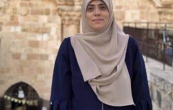 الاحتلال يسلم المرابطة خديجة خويص قرارًا بمنعها من دخول الضفة