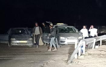 مستوطنون يغلقون مدخل تجمع شلال العوجا شمال أريحا