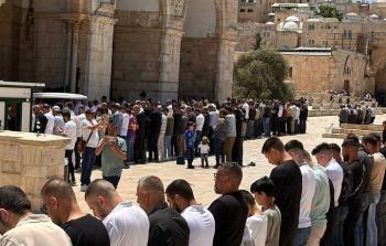 عشرات الآلاف يؤدون صلاة الجمعة في المسجد الأقصى