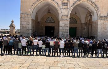 عشرات الآلاف يؤدون صلاة الجمعة في المسجد الأقصى