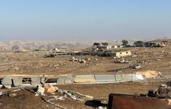 مقاومة الجدار والاستيطان: اعتداءات المستوطنين أجبرت 30 تجمعًا بدويًا على الرحيل