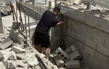 الاحتلال يجبر مقدسيًا على هدم بناء مضاف لبناية في مخيم شعفاط