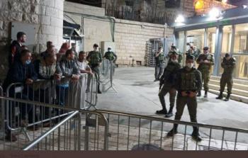 الاحتلال يمنع المواطنين من أداء صلاة الفجر في الحرم الإبراهيمي