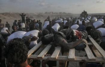 22 شهيدًا في مجزرة جديدة بحق منتظري المساعدات وسط قطاع غزة