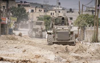 تمهيدًا لعمليات هدم.. الاحتلال يدفع بجرافات عسكرية لمخيم جنين