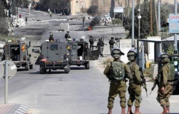 الاحتلال يشن حملة مداهمات واعتقالات واسعة بالضفة والقدس