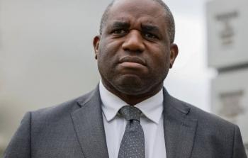 وزير خارجية بريطانيا يلوّح باتخاذ إجراءات إذا لم يُوقف إطلاق النار بغزة