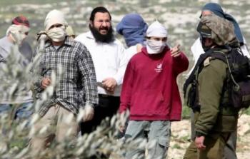 مستوطنون يضعون أعلام الاحتلال قرب مساكن المواطنين بالأغوار الشمالية