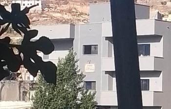 الاحتلال يحول بناية سكنية إلى ثكنة عسكرية في اللبن الشرقية ويغلق مداخل القرية