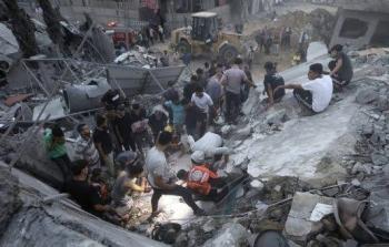 الدفاع المدني: 25 شخصًا ما زالوا تحت أنقاض عمارة استهدفها الاحتلال غربي غزة