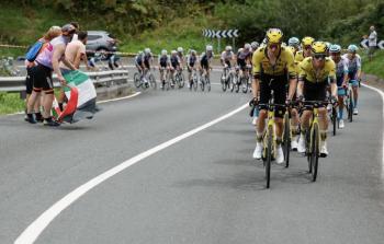 توقف سباق دراجات بإسبانيا احتجاجًا على مشاركة فريق إسرائيلى