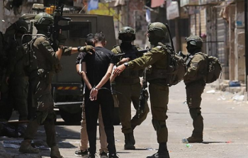 الاحتلال يحتجز شبانًا بجنين ويعتدي عليهم