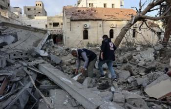 إصابة عاملين عقب تدمير الاحتلال مركز الإغاثة الطبية بغزة