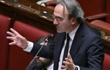 برلماني إيطالي يطالب بوقف العلاقات مع 