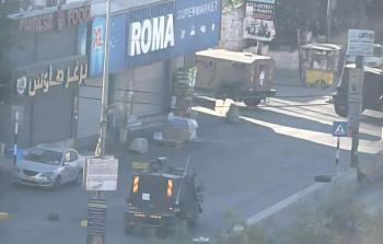 مواجهات واعتقالات واقتحام للمنازل في مخيم قلنديا وكفر عقب