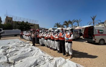 الدفاع المدني يشارك في تشييع جثامين 50 شهيدًا بدير البلح