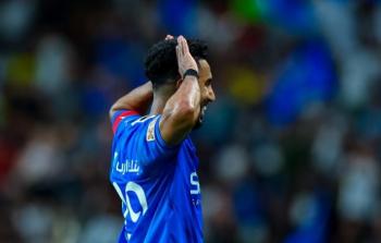 غياب سالم الدوسري يلقي بظلاله على كلاسيكو الهلال والاتحاد