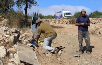 مستوطنون يسيجون أراضي زراعية _ أرشيفية