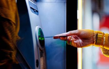 بطاقتك عالقة في الصراف الآلي؟ إليك الحل السحري لاستعادتها فورًا!