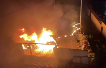 مستوطنون يحرقون مركبتين ويخطون شعارات عنصرية شرق رام الله